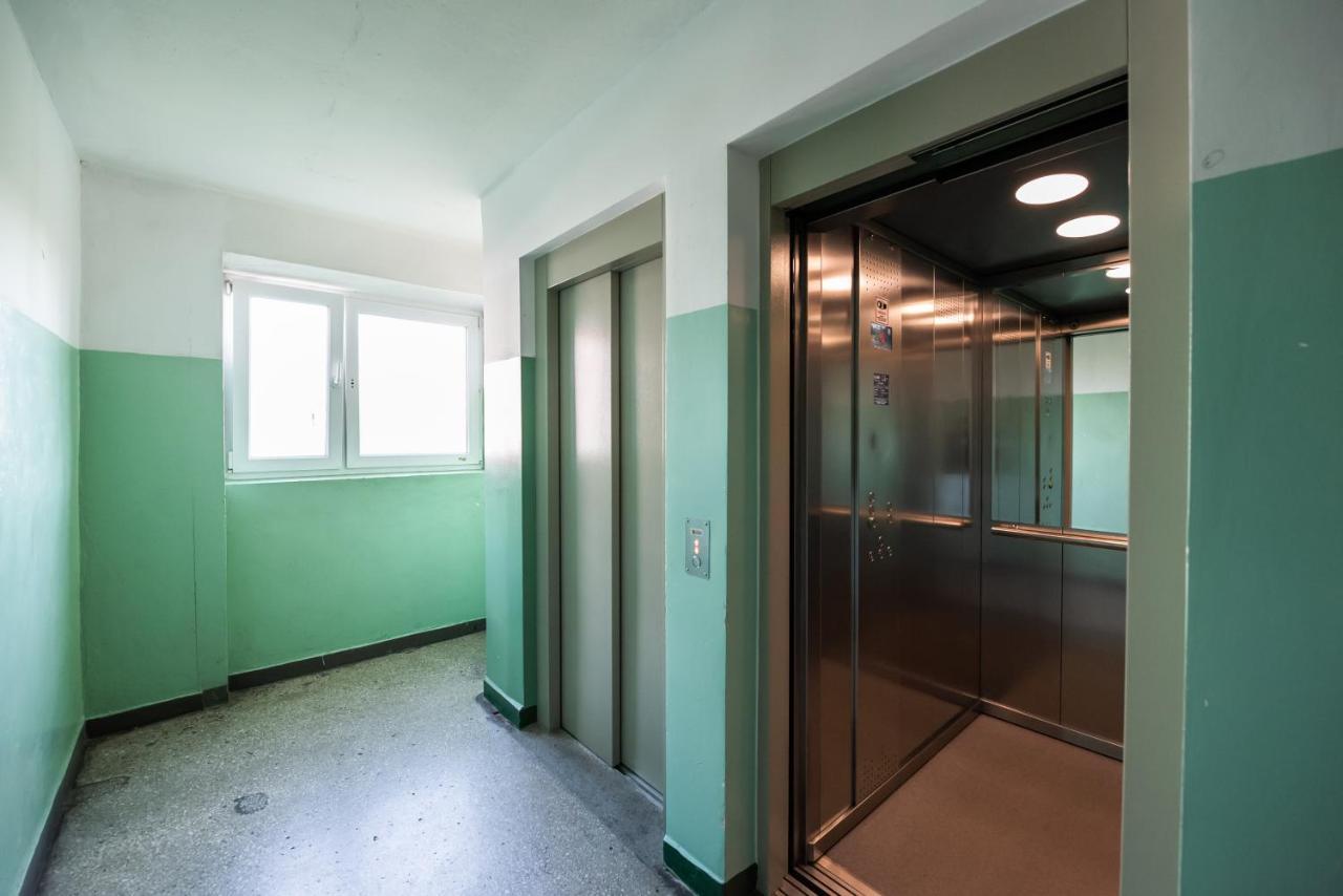 Metro Dworzec Gdanski Elegant Studio Apartment Varşovia Exterior foto