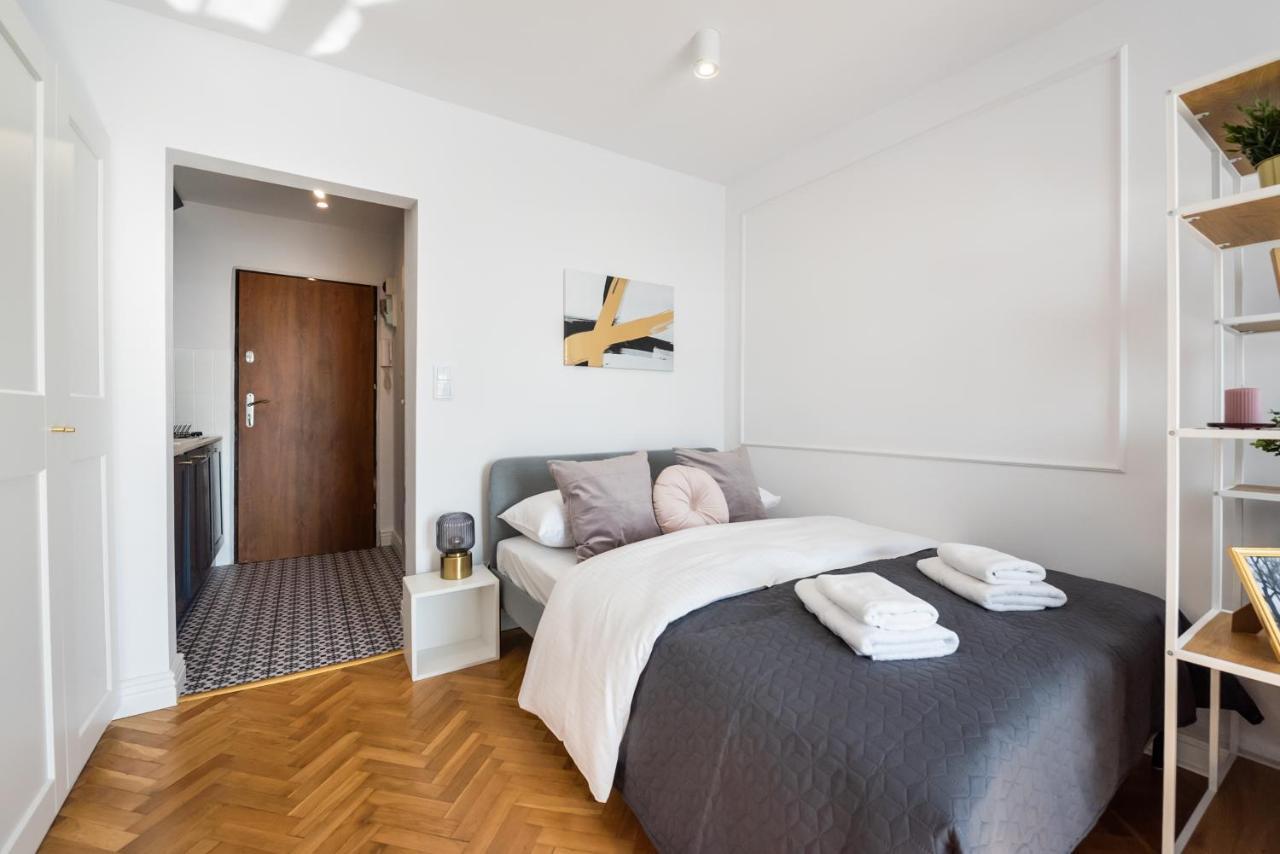 Metro Dworzec Gdanski Elegant Studio Apartment Varşovia Exterior foto